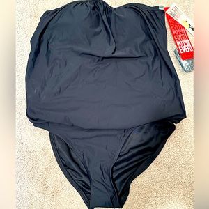 NWT women’s Spanx swimsuit size 10. Convertible strapless to straps (included).